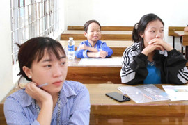 Thí sinh 'tí hon' bị nhầm là học sinh tiểu học lạc vào phòng thi tốt nghiệp THPT