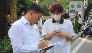 Thầy giáo túc trực ở cổng trường thi từ sớm, điểm danh đủ học sinh mới an lòng