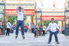 Thi tốt nghiệp THPT: Vì sao đề thi không in trên khổ giấy A3 như công bố?