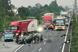 Xe bán tải tông liên hoàn xe máy ở Hà Nội: Nạn nhân kể phút thoát chết thần kỳ