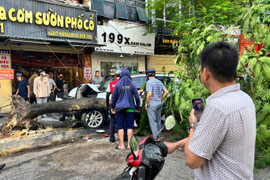 Xe bán tải tông liên hoàn xe máy ở Hà Nội: Nạn nhân kể phút thoát chết thần kỳ