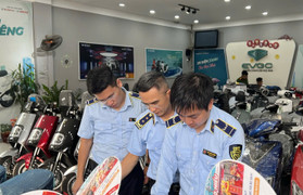 Chuyển vụ việc cửa hàng Trung Hiếu nghi bán xe điện giả sang công an điều tra