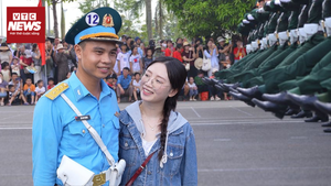 Chiến sĩ đang hợp luyện 'đứng tim' trước xuất hiện của người đặc biệt