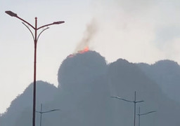 Sét đánh cháy mỏm núi trên vịnh Hạ Long