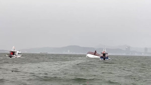 Dông lốc quật chìm tàu du lịch trên vịnh Hạ Long