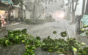 Vì sao bão Wipha chưa đổ bộ, Hà Nội và loạt tỉnh miền Bắc đã mưa dông mạnh?