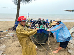 Thanh Hoá - Nghệ An - Hà Tĩnh cấm biển, ngư dân hối hả đưa thuyền tránh bão