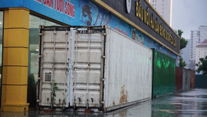 Người dân Quảng Ninh thuê dàn container, xe tải chặn trước cửa ứng phó bão Wipha