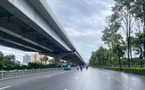 Đường phố Hà Nội vắng vẻ ngày bão số 3 Wipha đổ bộ