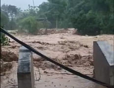 Lũ quét cuốn phăng cầu, nhiều bản ở Nghệ An bị cô lập