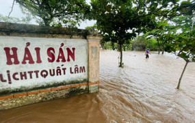 Bãi biển Quất Lâm ngập sâu, lực lượng chức năng lập chốt ngăn dân ra check-in