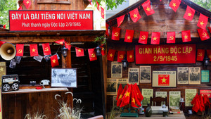 Quán cà phê Hà Nội rực sắc cờ đỏ sao vàng chào mừng 80 năm Quốc khánh 2/9