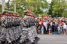 Người dân đứng kín hai bên đường cổ vũ bộ đội hợp luyện diễu binh 2/9