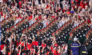 Xúc động hình ảnh 68 quân nhân diễu binh trong vòng tay Nhân dân