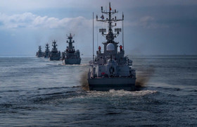 Tàu mặt nước luyện tập đội hình diễu binh trên biển