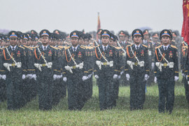 Hơn 16.300 chiến sĩ kiên cường hợp luyện diễu binh trong mưa