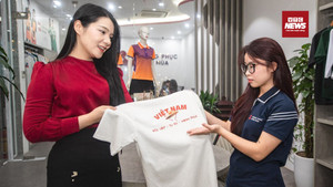 Tình yêu nước gửi gắm trong mẫu áo 'Trở về thời khắc thiêng liêng'