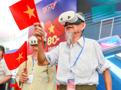 Dòng người chờ trải nghiệm VR 'Trở về thời khắc thiêng liêng' trong ngày cuối