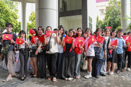 Dòng người chờ trải nghiệm VR 'Trở về thời khắc thiêng liêng' trong ngày cuối