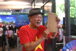 Dòng người chờ trải nghiệm VR 'Trở về thời khắc thiêng liêng' trong ngày cuối