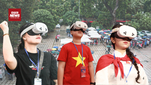 Dòng người chờ trải nghiệm VR 'Trở về thời khắc thiêng liêng' trong ngày cuối