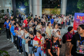 Dòng người chờ trải nghiệm VR 'Trở về thời khắc thiêng liêng' trong ngày cuối