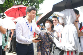 Dòng người chờ trải nghiệm VR 'Trở về thời khắc thiêng liêng' trong ngày cuối