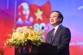 Dòng người chờ trải nghiệm VR 'Trở về thời khắc thiêng liêng' trong ngày cuối