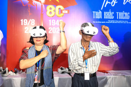 Dòng người chờ trải nghiệm VR 'Trở về thời khắc thiêng liêng' trong ngày cuối