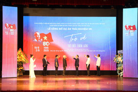 Dòng người chờ trải nghiệm VR 'Trở về thời khắc thiêng liêng' trong ngày cuối