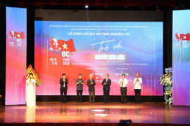 Dòng người chờ trải nghiệm VR 'Trở về thời khắc thiêng liêng' trong ngày cuối