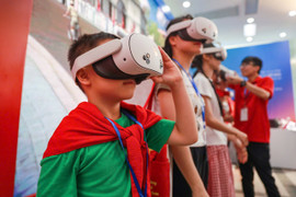 Dòng người chờ trải nghiệm VR 'Trở về thời khắc thiêng liêng' trong ngày cuối