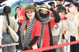 Dòng người chờ trải nghiệm VR 'Trở về thời khắc thiêng liêng' trong ngày cuối