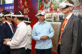 Dòng người chờ trải nghiệm VR 'Trở về thời khắc thiêng liêng' trong ngày cuối