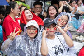 Nghìn người đội mưa, hát vang 'Như có Bác Hồ trong ngày vui đại thắng'