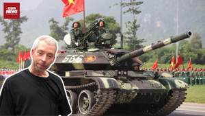 Du khách nước ngoài hào hứng xếp hàng xem diễu binh A80