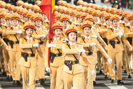 Gương mặt rạng ngời, bước chân thẳng tắp của nữ chiến sĩ ở Quảng trường Ba Đình