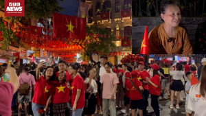 Hà Nội đêm không ngủ: Nhiều cụ bà hòa dòng người xem tổng hợp luyện diễu binh