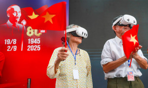 Dòng người chờ trải nghiệm VR 'Trở về thời khắc thiêng liêng' trong ngày cuối