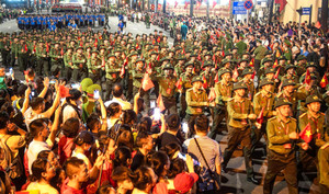 Khoảnh khắc xúc động: Trùng trùng đoàn quân đi trong vòng tay Nhân dân