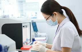 Bị trêu 'bé không giống bố', người đàn ông bí mật mang tóc con xét nghiệm ADN