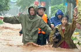 Bão số 5 Kajiki bắt đầu tăng cấp nhanh, giật cấp 15 khi vào vùng biển ven bờ miền Trung