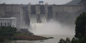 Hà Tĩnh xả tràn loạt hồ chứa, TP Huế cấm biển ứng phó bão Kajiki