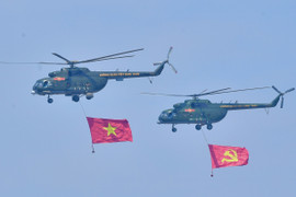 10 trực thăng hùng dũng 'xé gió' trên bầu trời Hà Nội trong ngày luyện tập A80