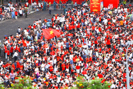 Quảng trường Ba Đình rợp cờ đỏ sao vàng, người dân hát vang đón đoàn quân A80