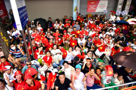 Người dân trải áo mưa giữ chỗ, chờ 16 tiếng xem tổng hợp luyện ở Ba Đình