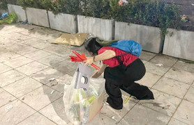 Khoảnh khắc lay động: Người dân Hà Nội tự giác dọn rác sau lễ tổng hợp luyện