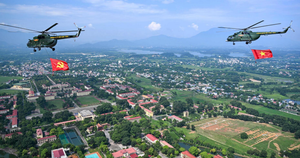 Vị trí 'vàng' ngắm trọn khoảnh khắc trực thăng kéo cờ bay trên bầu trời Hà Nội