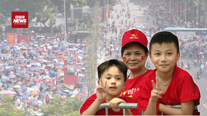 Người dân đội nắng, chờ 16 tiếng để xem diễu binh trên Quảng trường Ba Đình