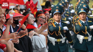 Biển người nô nức đổ về Ba Đình, 'nhuộm đỏ' đường phố chờ xem diễu binh